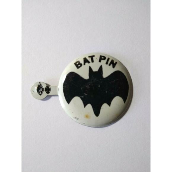 Batman Bat Pin Pinback Button Vintage Tin Superhero Badge Metal Lithograph Old - Picture 3 of 4